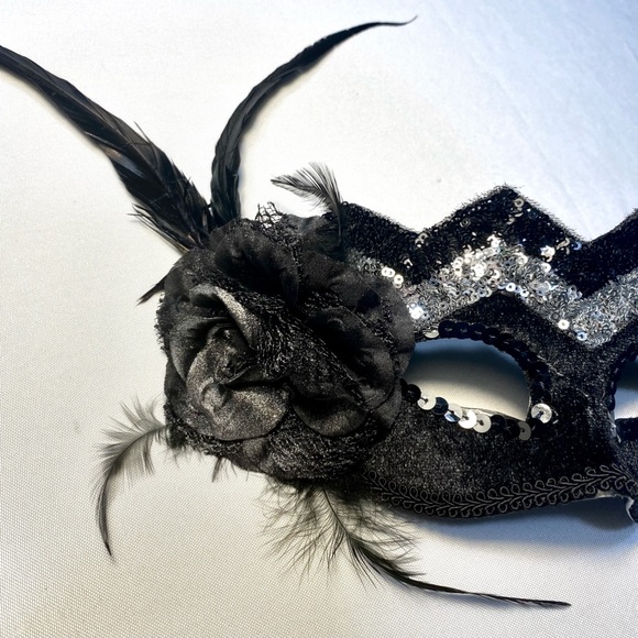 Black Feather Eye Mask Venetian Masquerade
Party Ball Venice Feather Mardi Gras - Picture 2 of 5